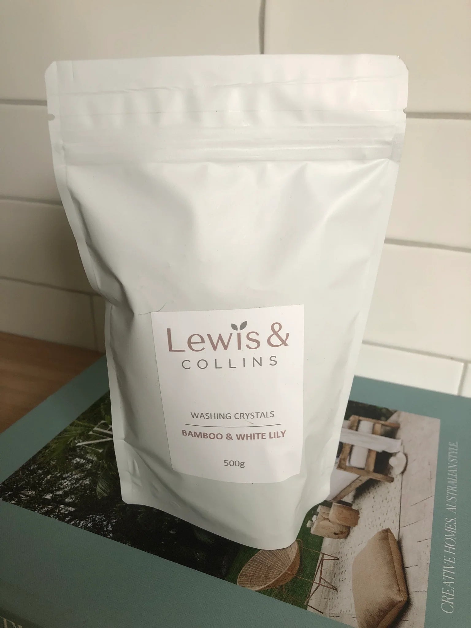 Lewis & Collins Washing Crystals Bamboo & White Lily 500g